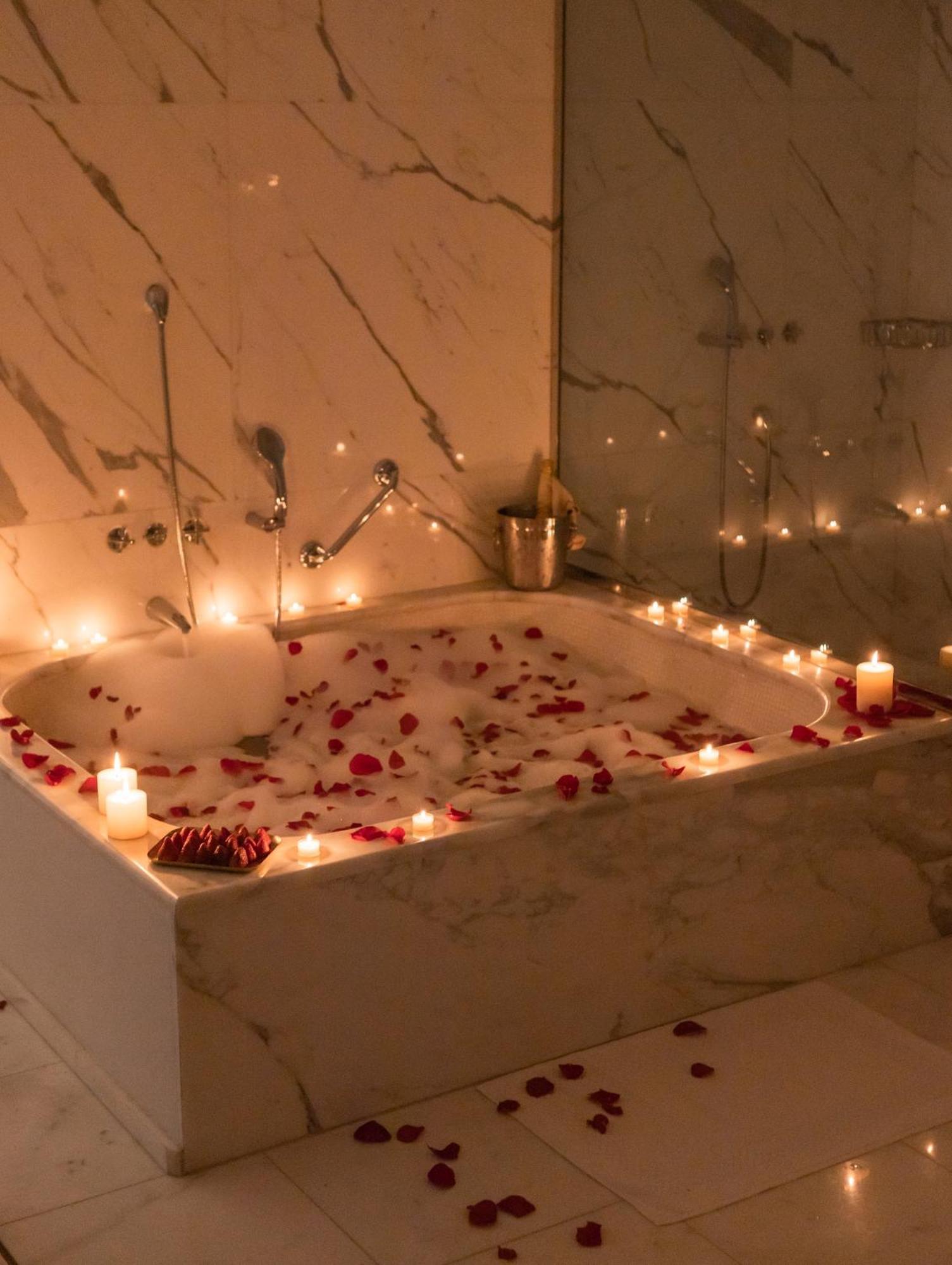 Boscolo Nice Hotel & Spa Zewnętrze zdjęcie A bath with rose petals