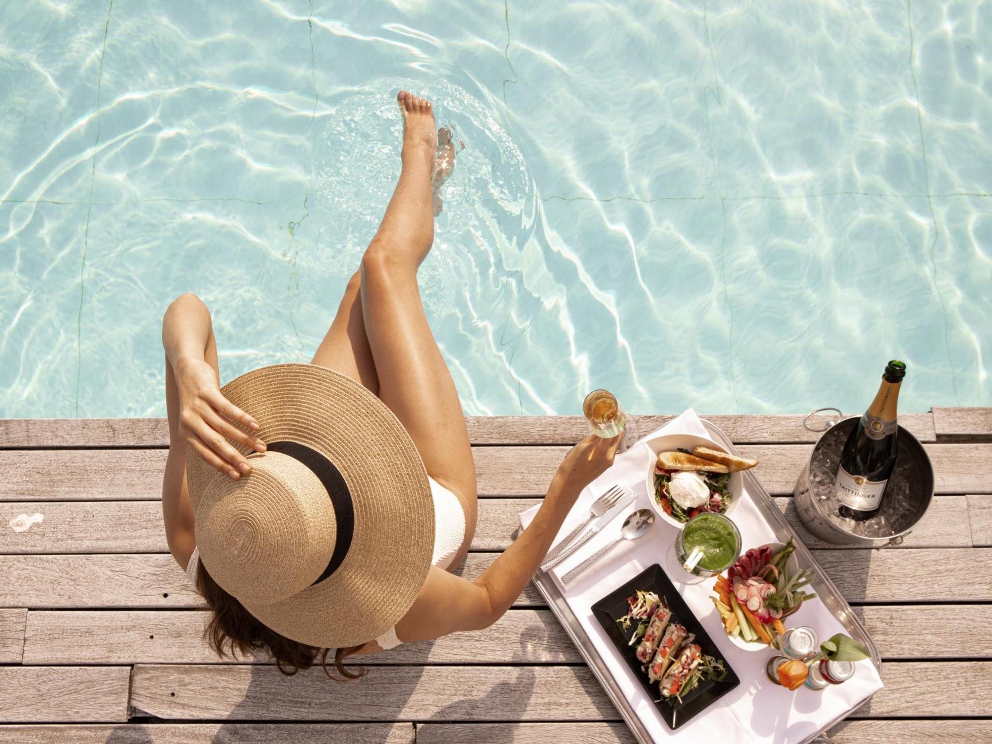 Boscolo Nice Hotel & Spa Zewnętrze zdjęcie A woman sunbathing