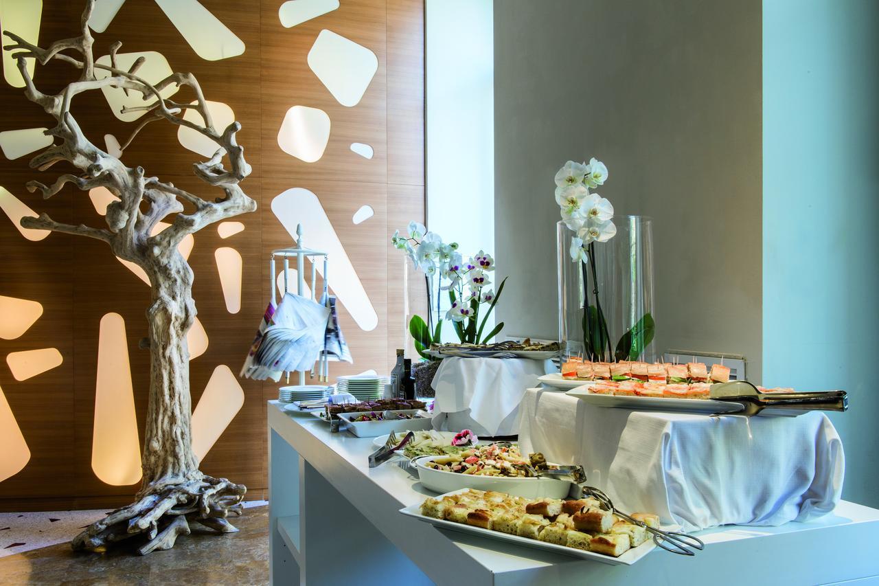 Boscolo Nice Hotel & Spa Zewnętrze zdjęcie A buffet at a hotel